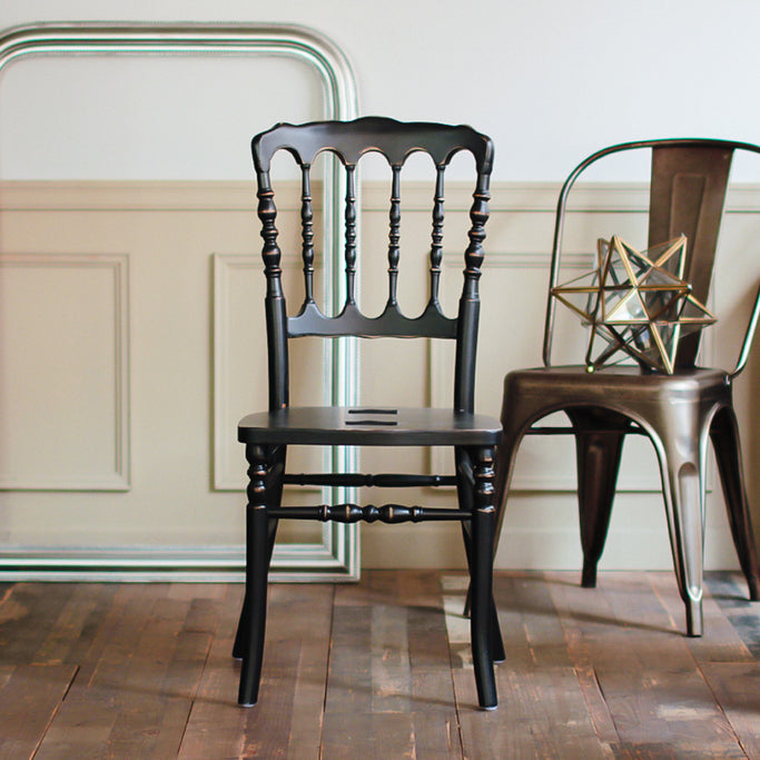 部屋にあるブラック色ナポレオンチェア（木フレーム単品）