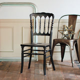 部屋にあるブラック色ナポレオンチェア（木フレーム単品）