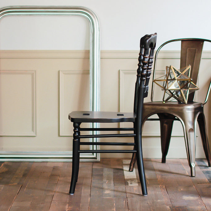 部屋にあるブラック色ナポレオンチェア（木フレーム単品）