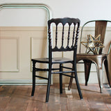 部屋にあるブラック色ナポレオンチェア（木フレーム単品）