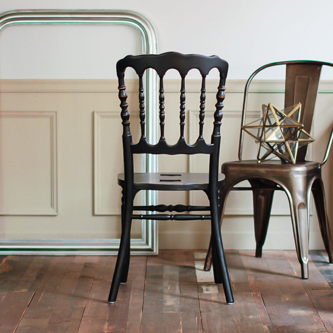 部屋にあるブラック色ナポレオンチェア（木フレーム単品）