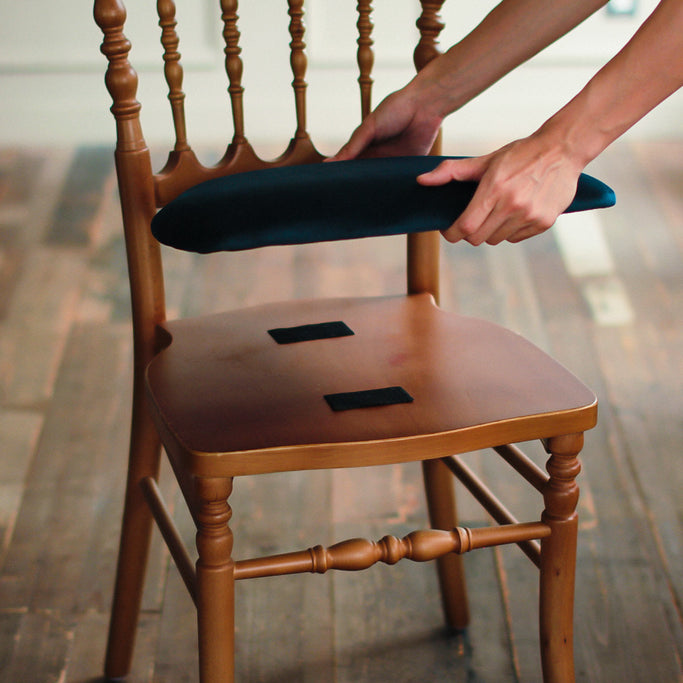 クッションをチェアに付ける写真