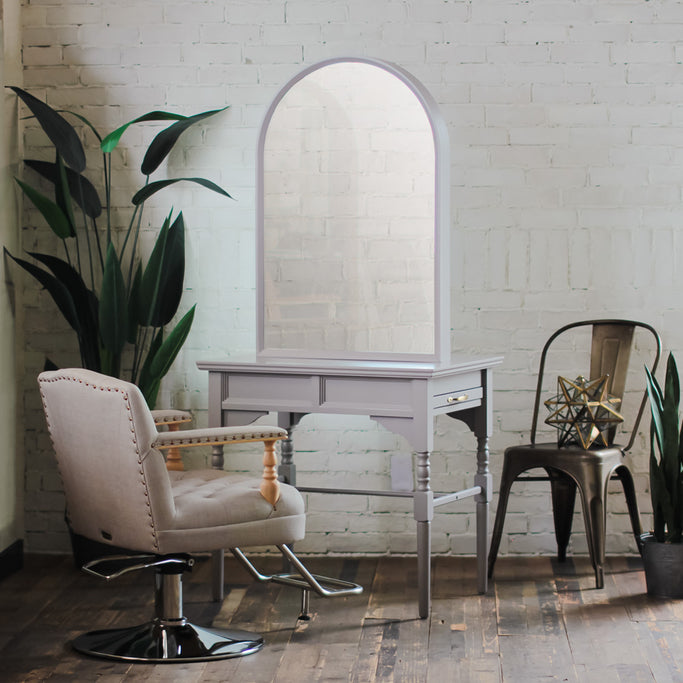 サロンにあるグレーウッドドレッサー【ブリットメア】