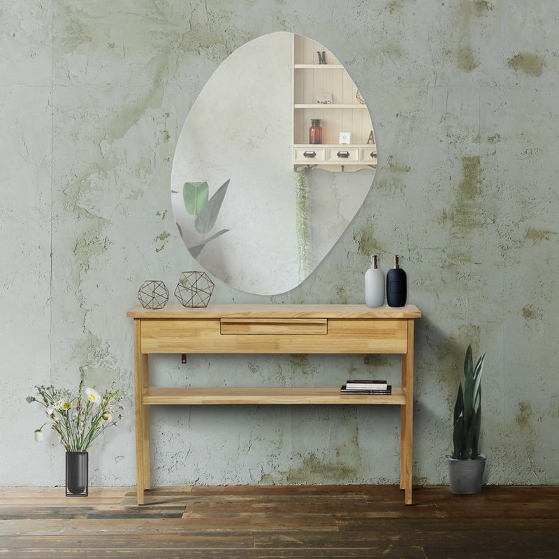 サロンにあるナチュラルウッド色ワイドコンソールとフレームレス壁掛けミラー