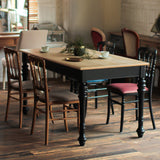 床にあるモカローズ色クッション