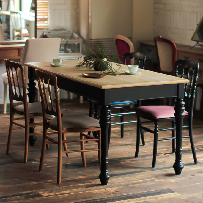 部屋にあるダイニングテーブルとナポレオンチェアの4台