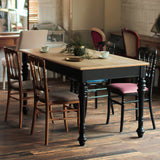 部屋にあるダイニングテーブルとナポレオンチェアの4台