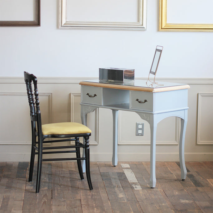 サロンにあるブルーグレー色ネコ脚ネイルテーブル（ガラス板付き）