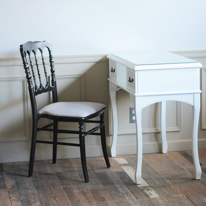 部屋にあるホワイト色ネコ脚ネイルテーブル（ガラス板付き）