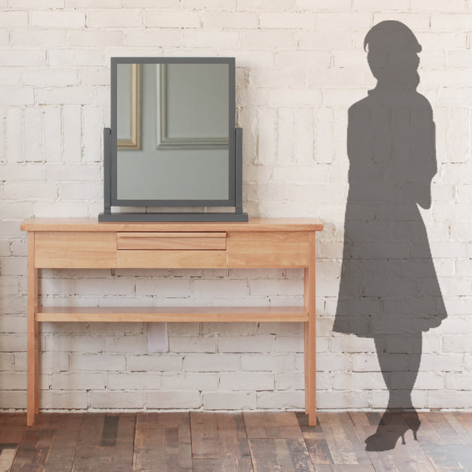 サイズ表：コンソールに立ているテーブルミラーと女性のシルエット