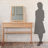 サイズ表：コンソールに立ているテーブルミラーと女性のシルエット