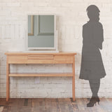 サイズ表：コンソールに立ているテーブルミラーと女性のシルエット