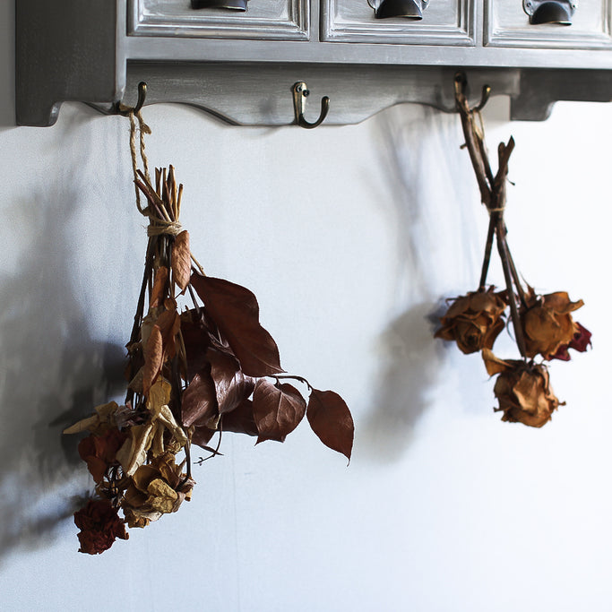 ブルーグレー色壁掛け商品棚【ウォールラック】の使用例6