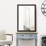 サロンにあるダークブラウンウッド色ウッド調 壁面ミラーとコンソールとスタイリングチェア