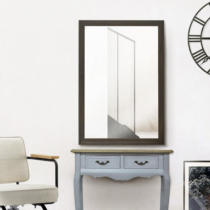 サロンにあるダークブラウンウッド色ウッド調 壁面ミラーとコンソールとスタイリングチェア